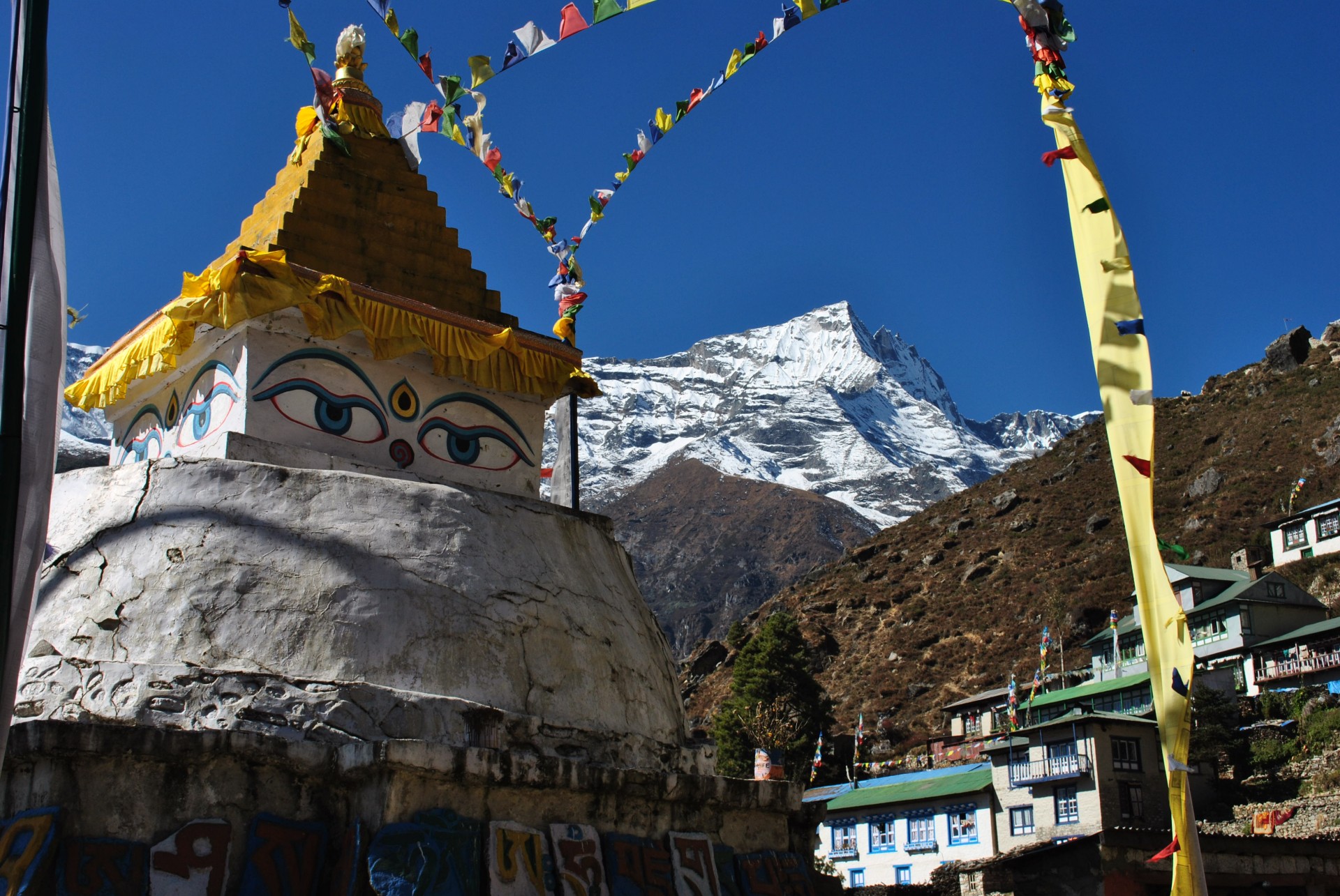 buddhist-statue-in-the-himalayas buddhist statue in the himalayas